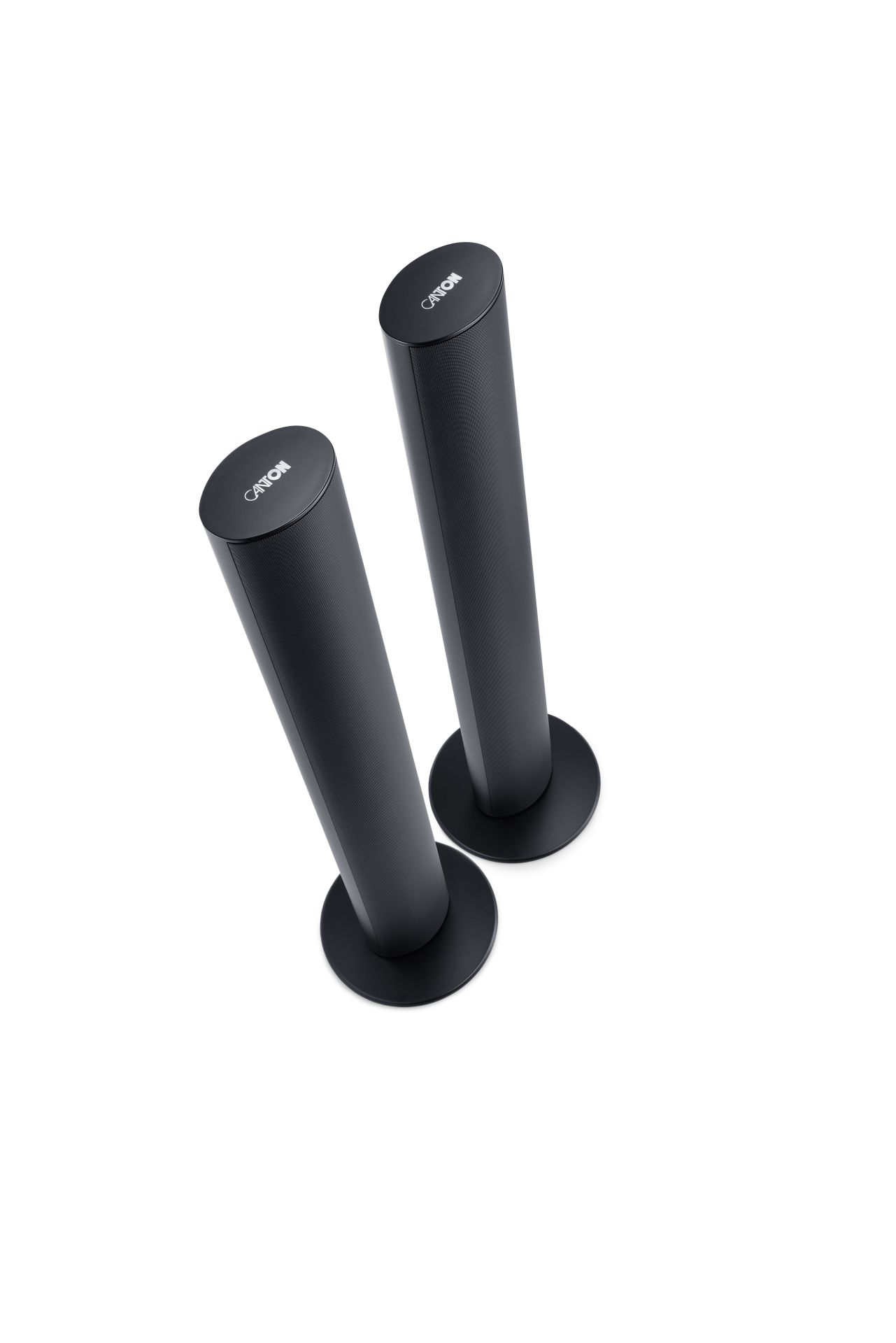 Zwei hohe, schwarze Canton-Towers-Lautsprecher stehen auf runden Sockeln vor einem weißen Hintergrund.