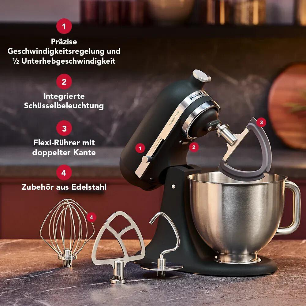 Schwarze Küchenmaschine mit Edelstahlschüssel und Zubehörteilen in einer Küche.