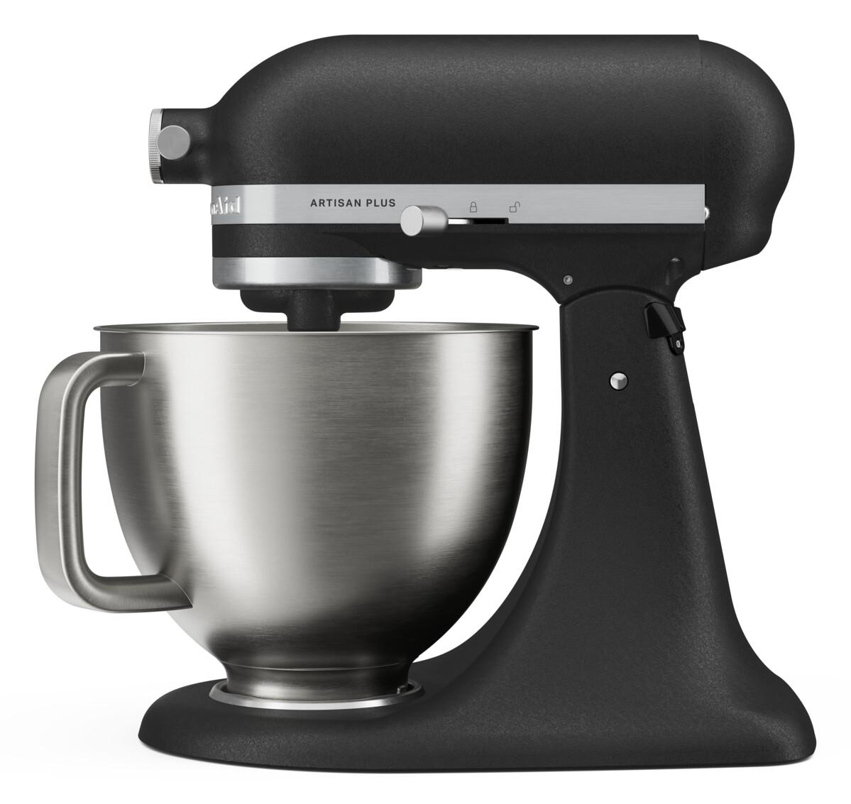 Schwarze KitchenAid Artisan Plus Küchenmaschine mit einer Edelstahlschüssel auf weißem Hintergrund.
