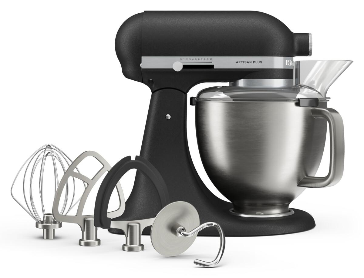 Ein schwarzer KitchenAid Standmixer mit Edelstahlschüssel und Zubehör steht auf weißem Grund.