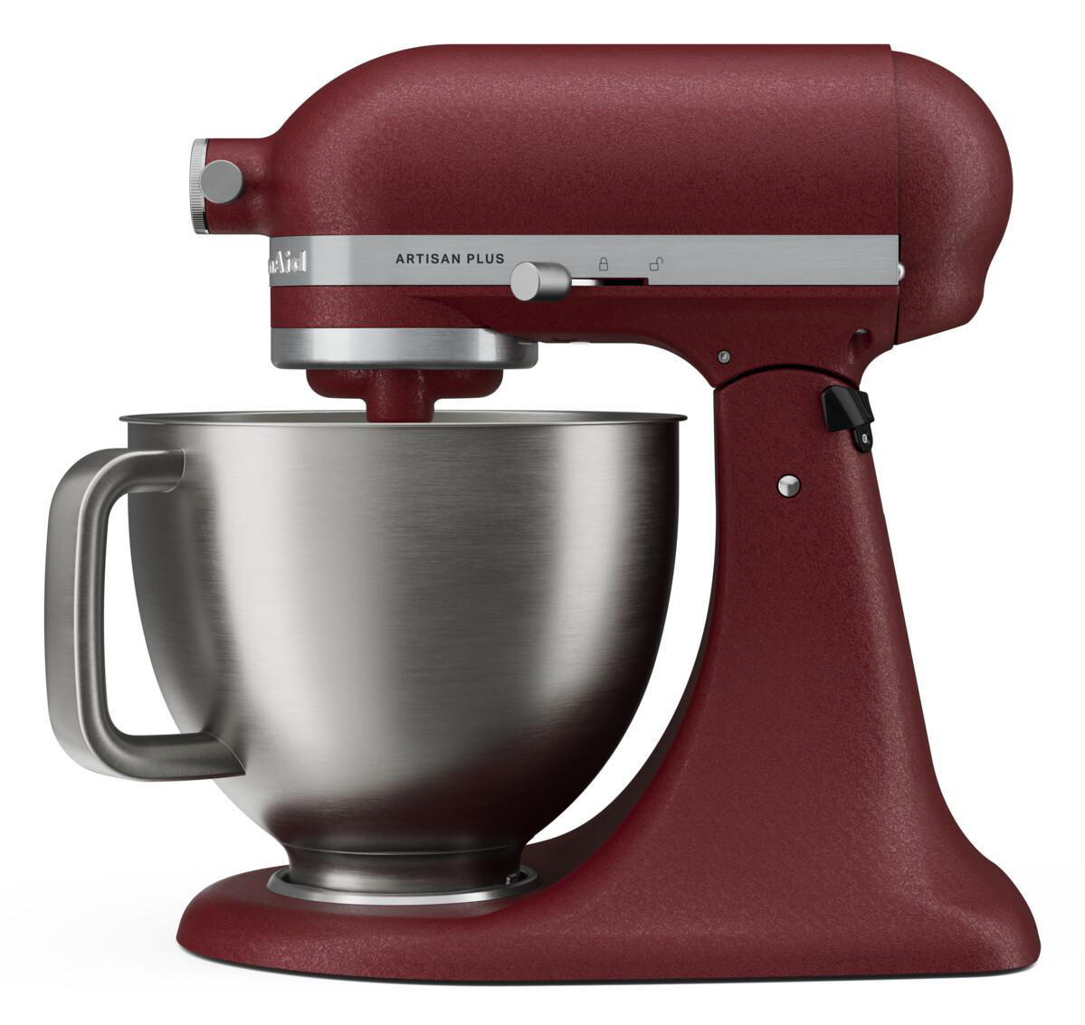 Rote KitchenAid Artisan Plus Küchenmaschine mit Edelstahl-Rührschüssel auf weißem Hintergrund.