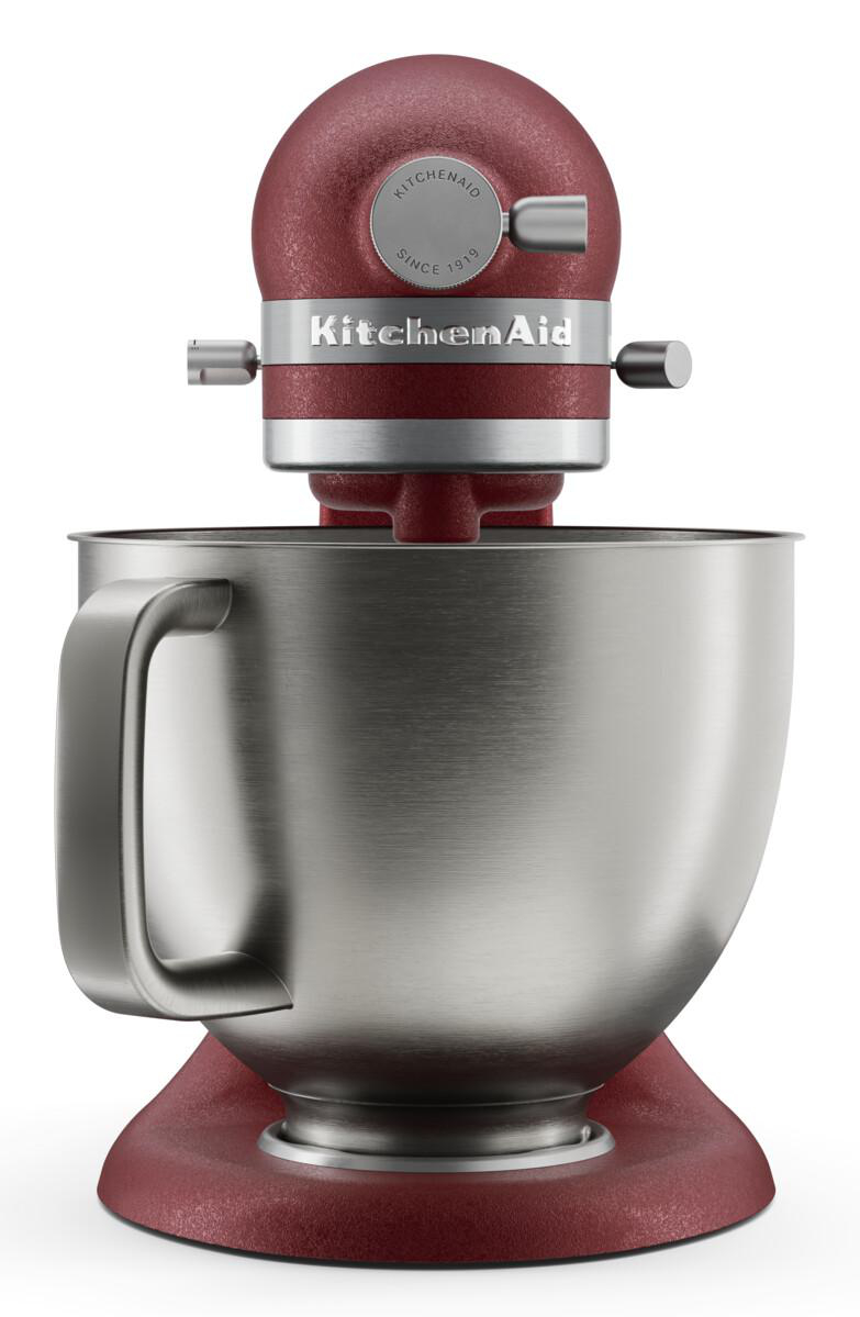 Ein roter KitchenAid Standmixer mit einer großen Edelstahlschüssel auf weißem Hintergrund.