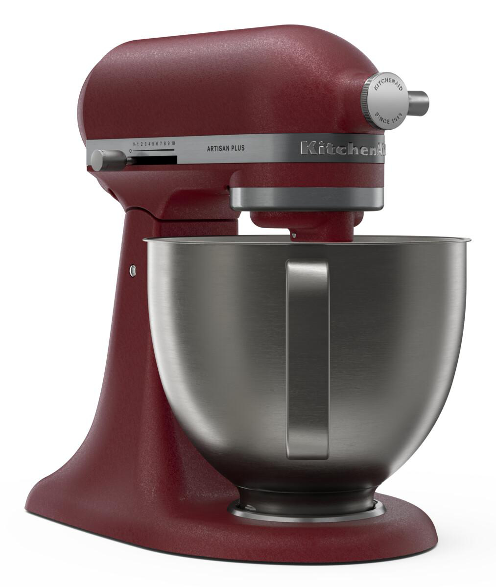 Rote KitchenAid Artisan Plus Küchenmaschine mit Edelstahl-Rührschüssel auf weißem Hintergrund.