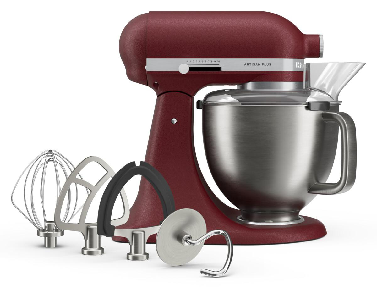 Rote KitchenAid Artisan Plus Küchenmaschine mit Edelstahlschüssel und Zubehör.