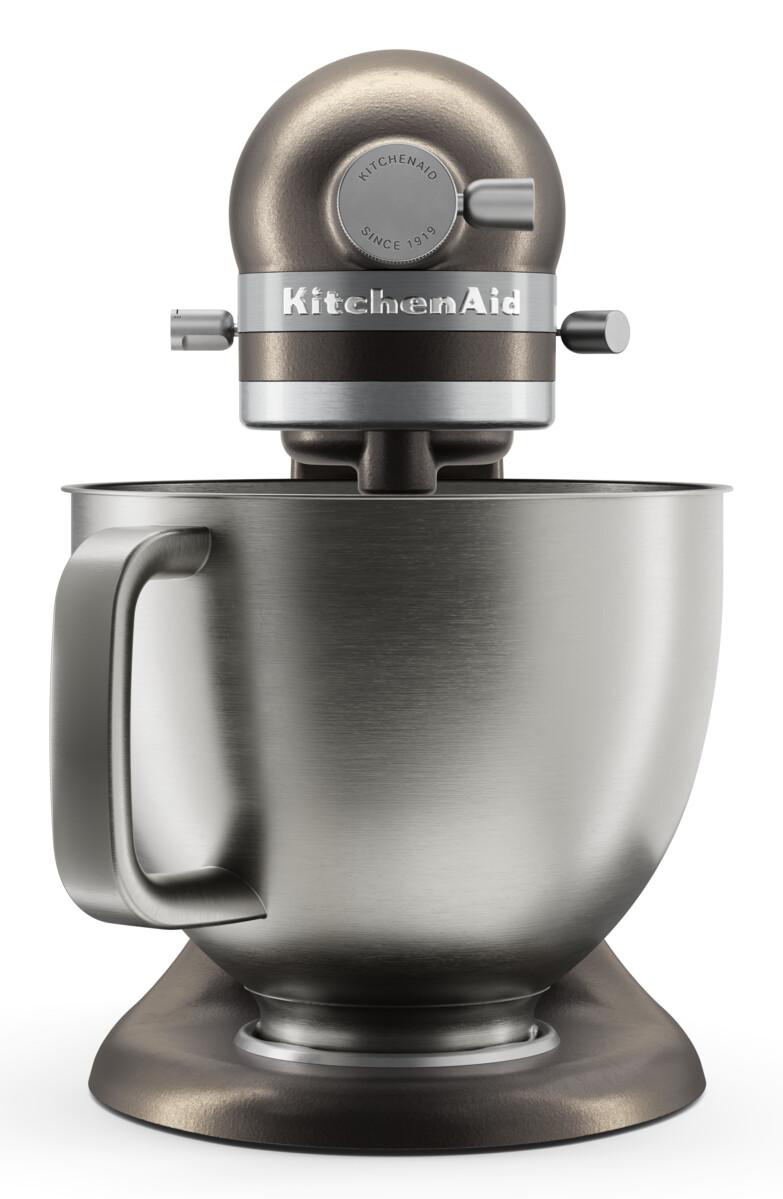 Ein bronzefarbener KitchenAid-Standmixer mit Edelstahlschüssel auf weißem Hintergrund.