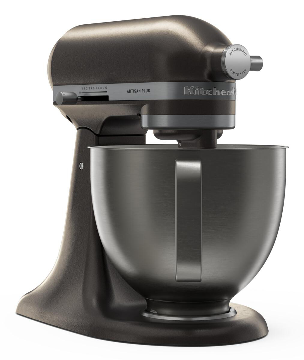 Dunkelbraune KitchenAid Artisan Plus Standmixer mit Edelstahlschüssel auf weißem Hintergrund.