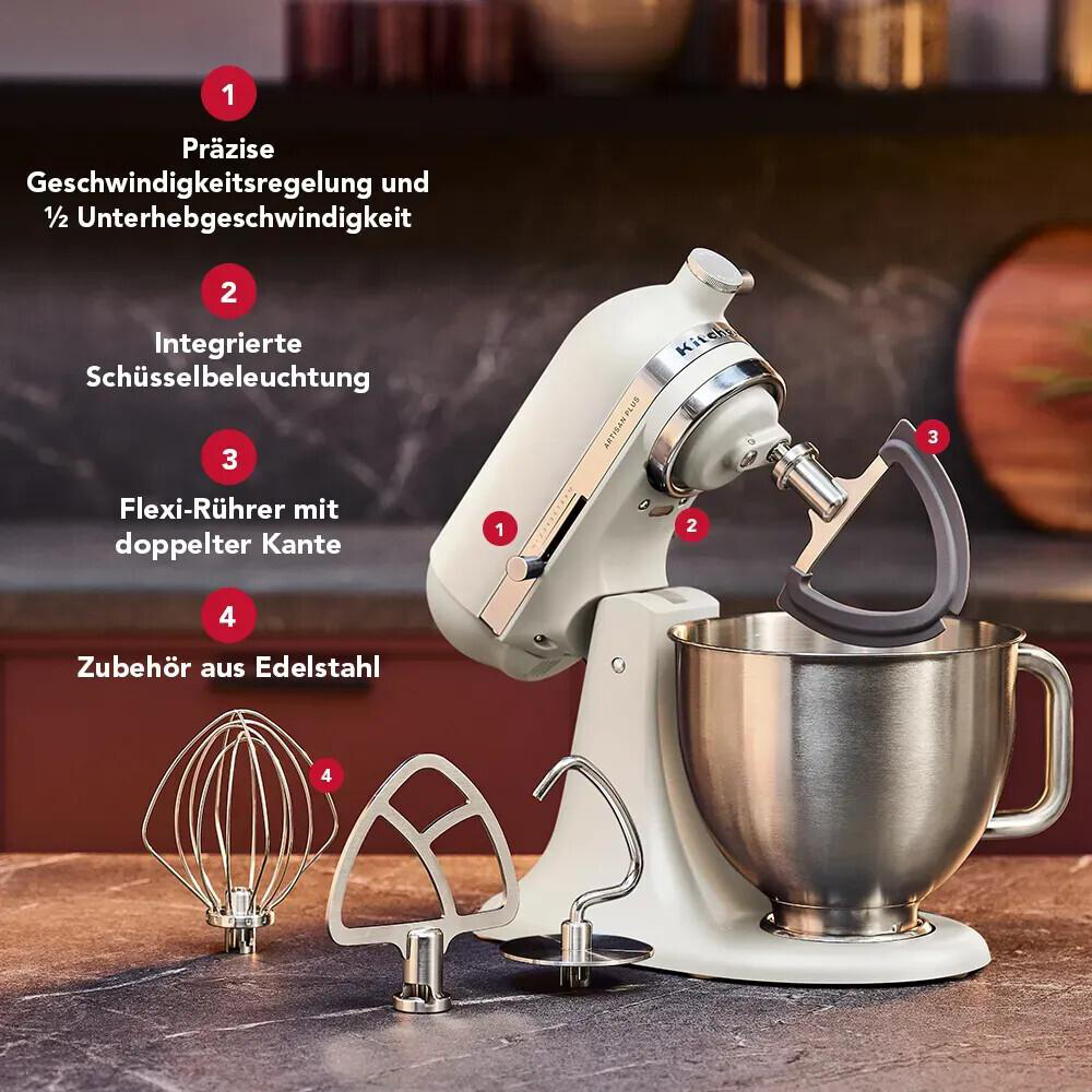 Beige Küchenmaschine mit Edelstahlschüssel und Zubehör auf einer Arbeitsplatte, mit vier nummerierten Produktmerkmalen.