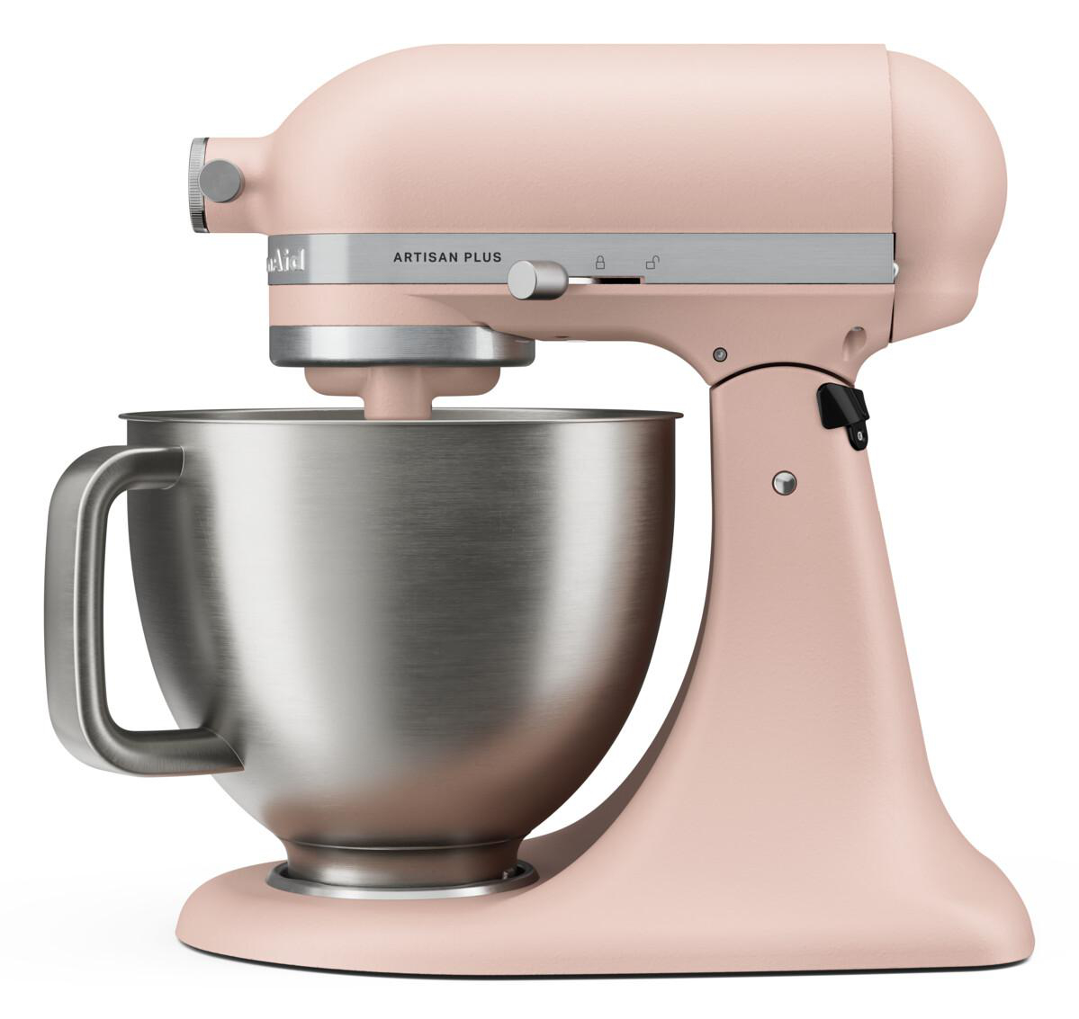 Eine matte hellrosa KitchenAid-Küchenmaschine mit Edelstahlschüssel auf weißem Hintergrund.