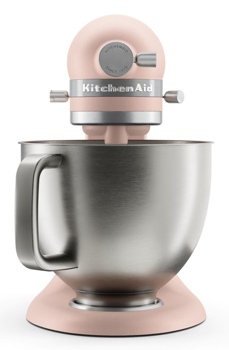 Ein rosafarbener KitchenAid Standmixer mit Edelstahlschüssel auf weißem Hintergrund.