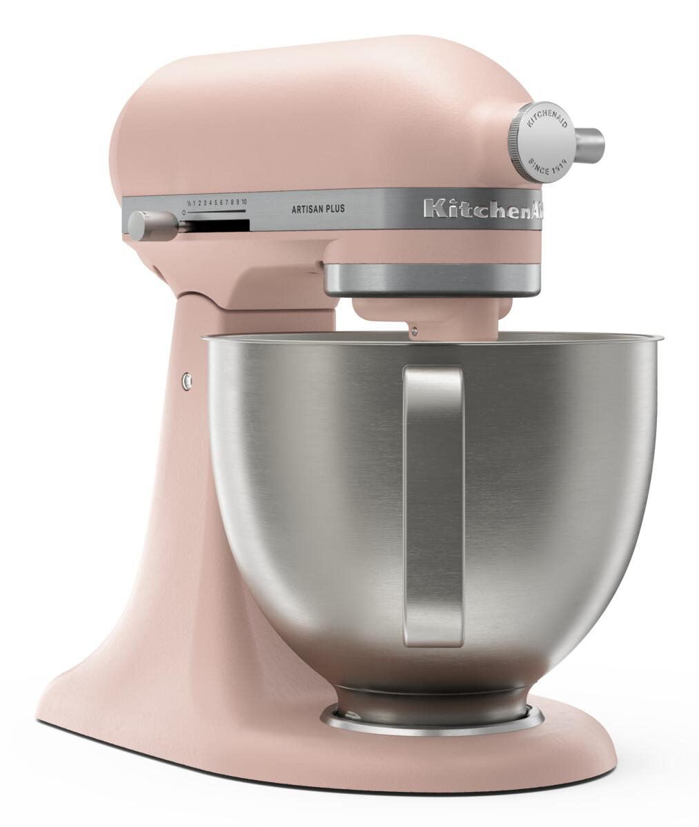 Ein pastellrosa KitchenAid Standmixer mit einer silbernen Edelstahl-Rührschüssel auf weißem Hintergrund.