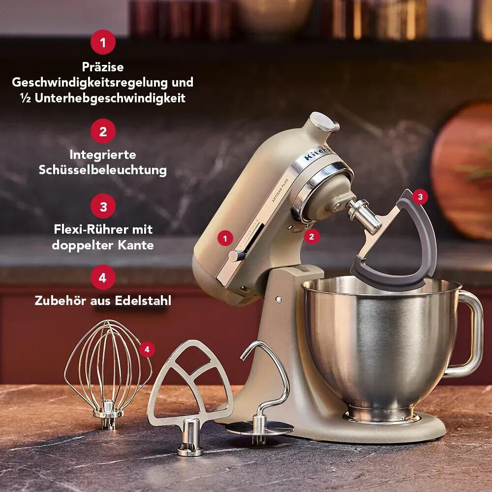Beige Küchenmaschine mit Edelstahlschüssel und Zubehör auf einer Arbeitsplatte, mit vier nummerierten Textpunkten.