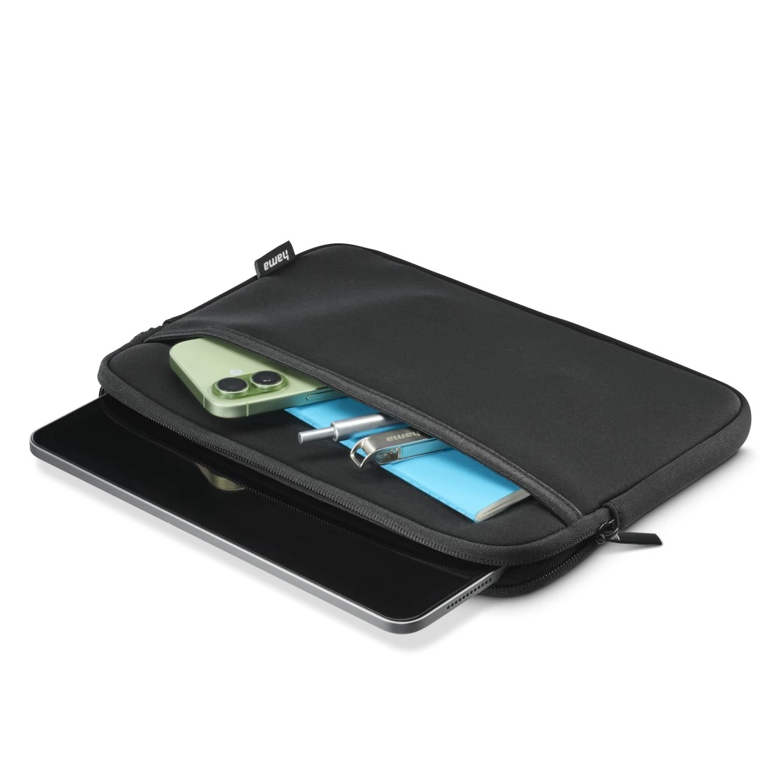 Schwarze Laptoptasche mit offenem Fach, darin ein grünes Smartphone, ein blauer Notizblock und ein Stift.