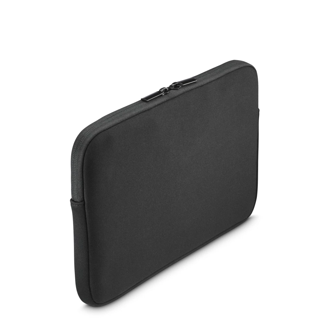 Eine schwarze Laptoptasche mit Reißverschluss steht leicht schräg vor weißem Hintergrund.