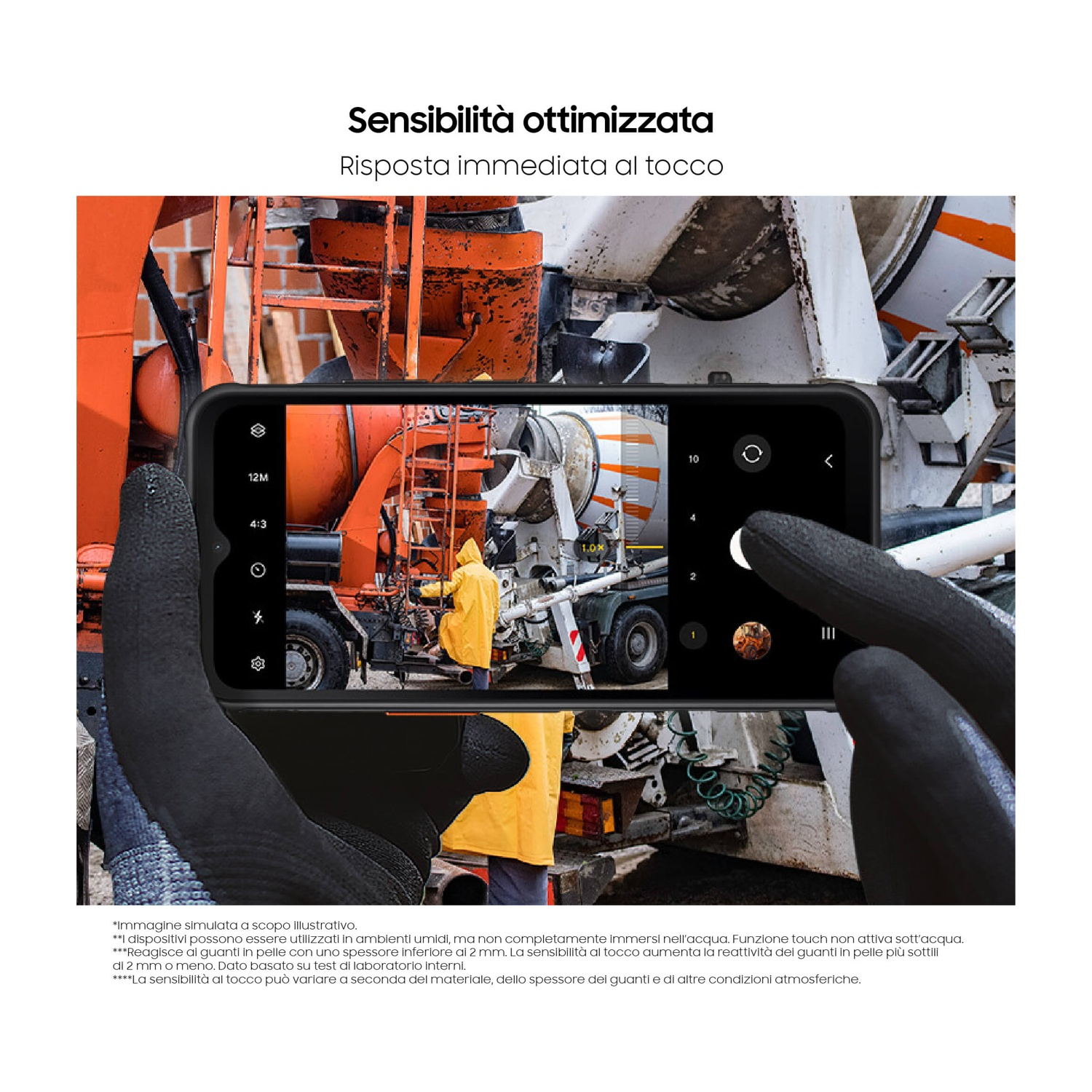 Mani guantate tengono uno smartphone fotografando un operaio in impermeabile giallo vicino a una betoniera.