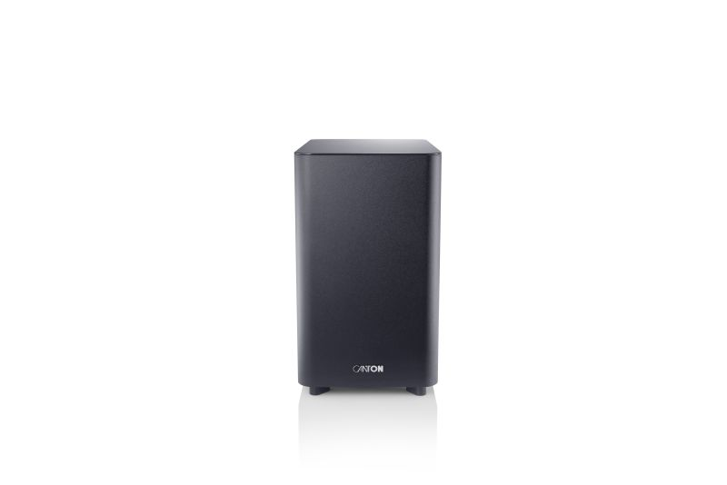 Ein schwarzer Canton Subwoofer steht vertikal auf weißem Hintergrund mit Spiegelung.