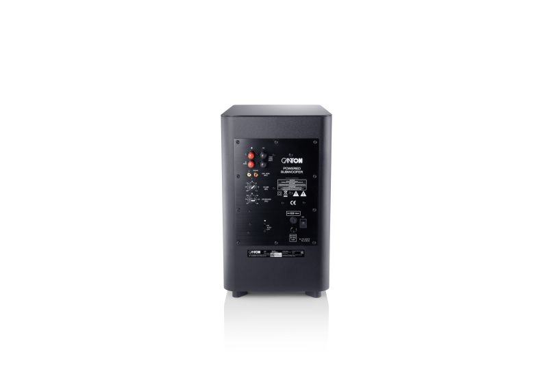 Rückansicht eines schwarzen Canton Aktiv-Subwoofers mit Reglern, Eingängen und Netzschalter vor weißem Hintergrund.