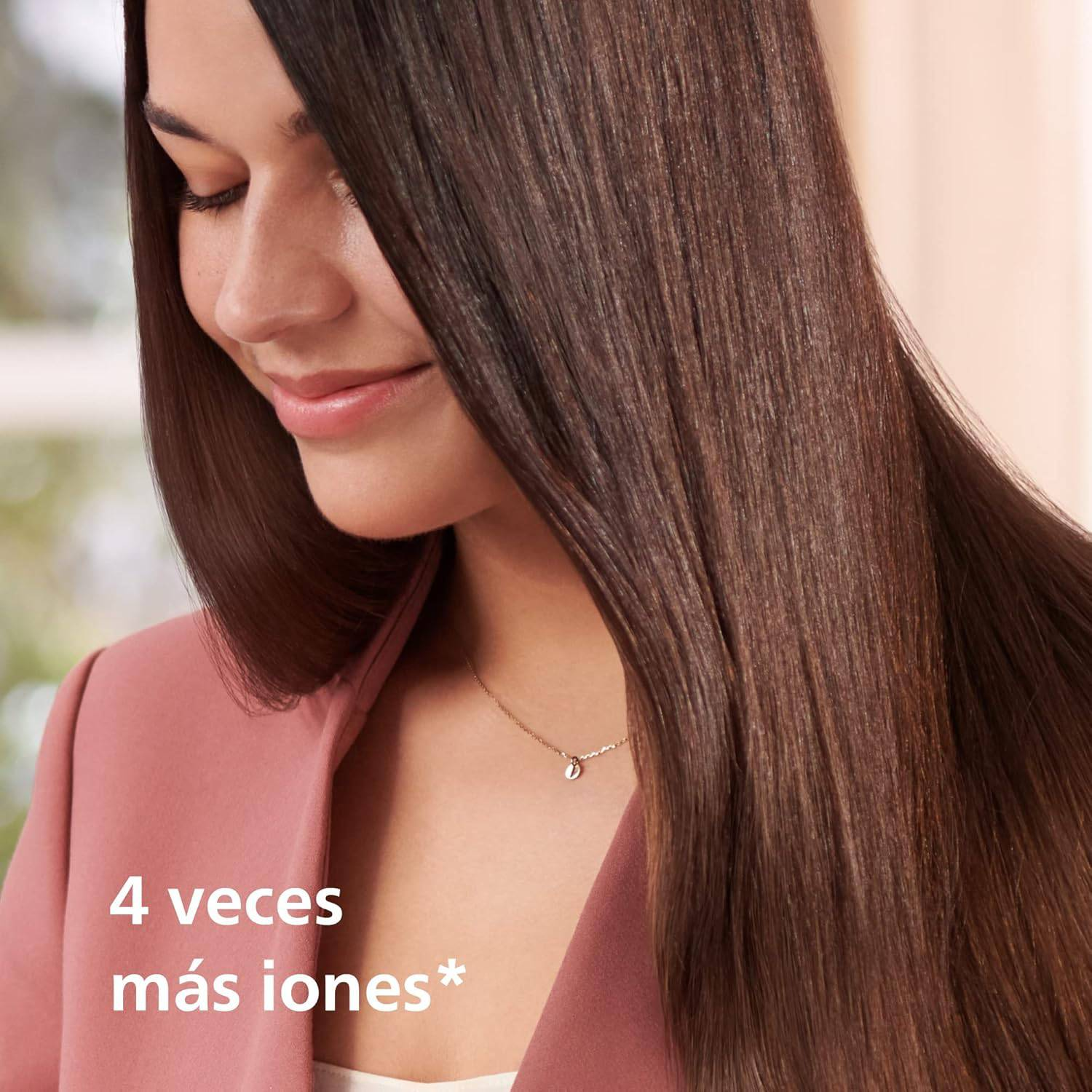 Una mujer con cabello castaño largo y liso y un blazer rosa sonríe levemente. Texto abajo a la izquierda.