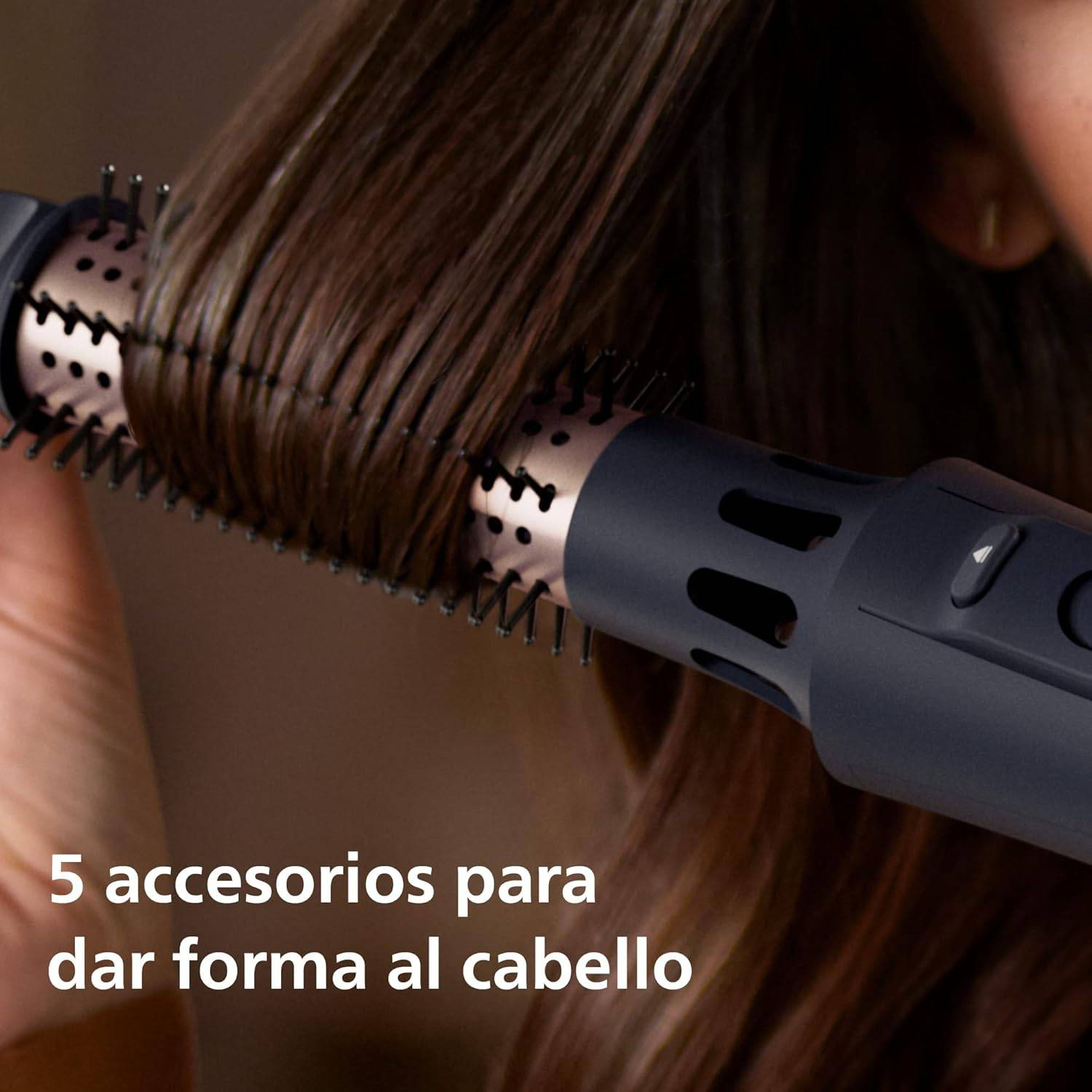 Un cepillo moldeador oscuro da forma al cabello castaño con texto en español abajo.
