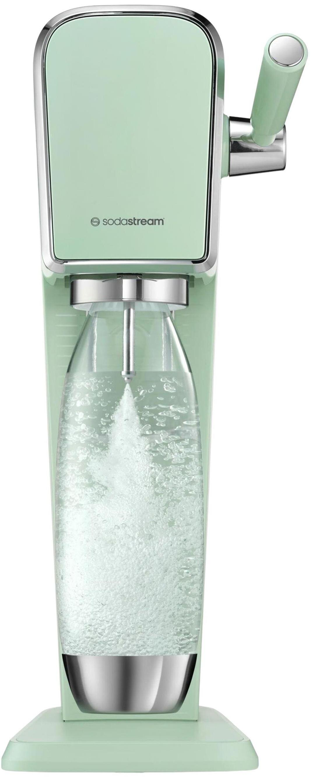 Miętowy ekspres SodaStream gazuje wodę w szklanej butelce.