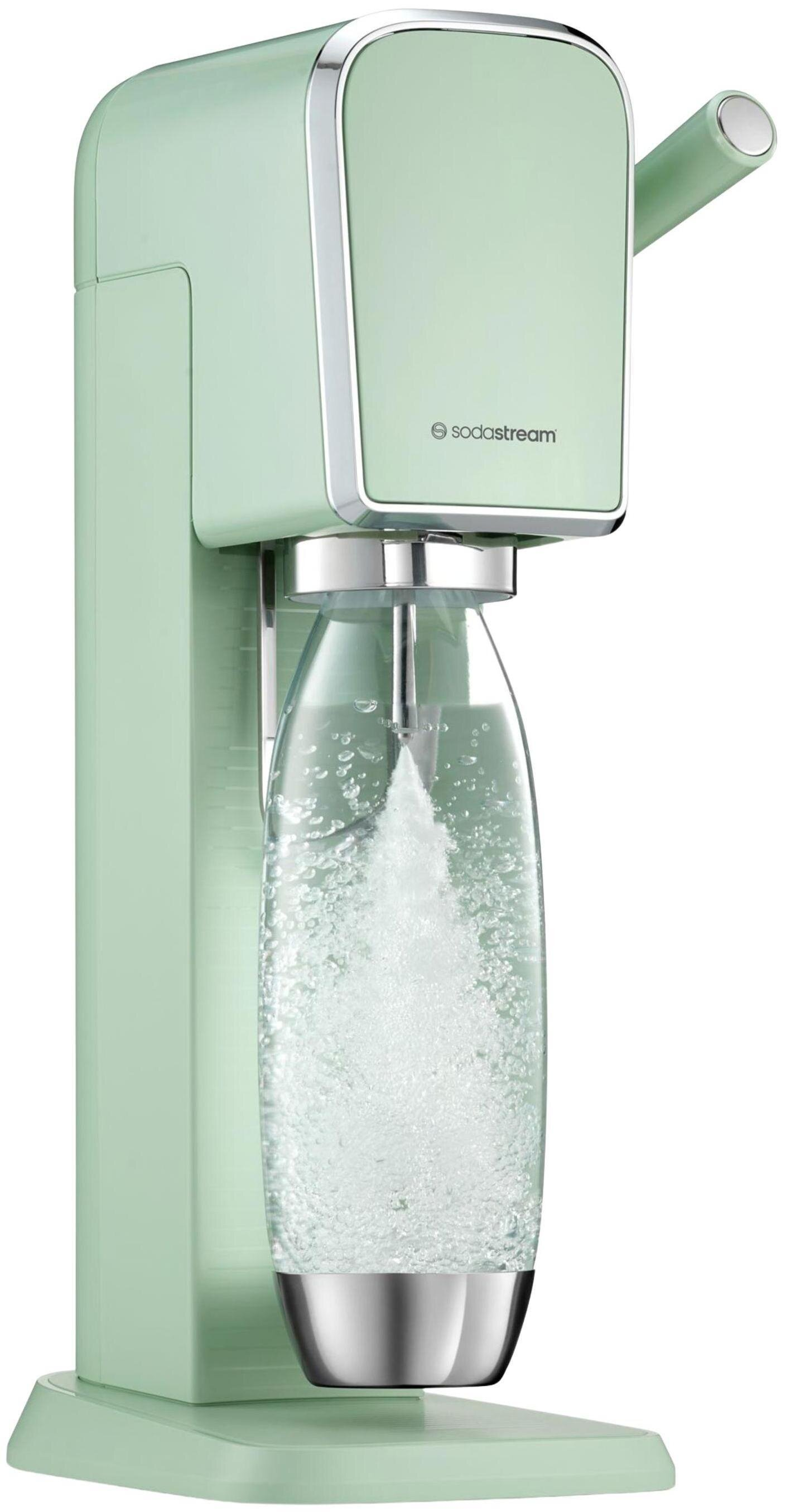 Pistacjowy saturator Sodastream nasyca wodę dwutlenkiem węgla w szklanej butelce na białym tle.