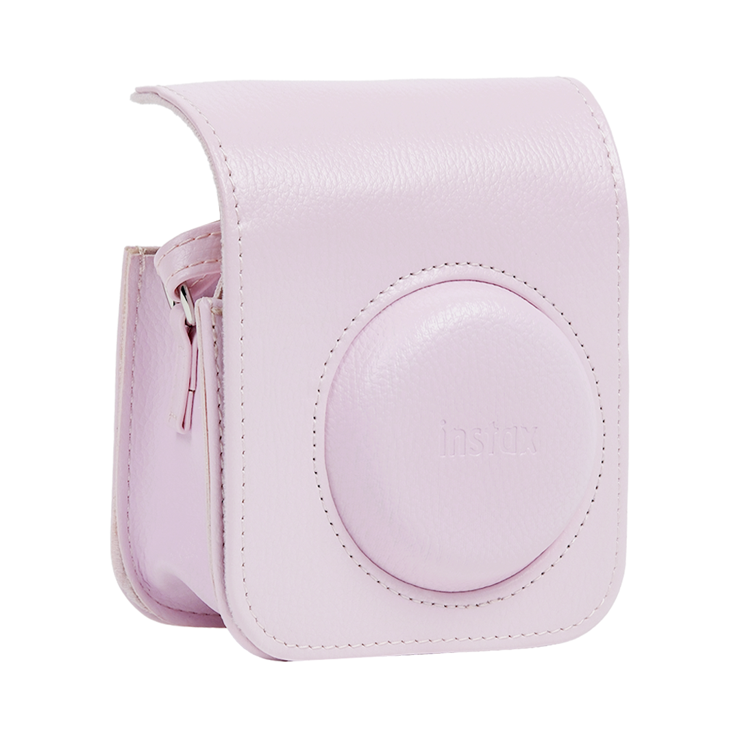 Beyaz arka planda Instax kamera için pembe deri çanta.