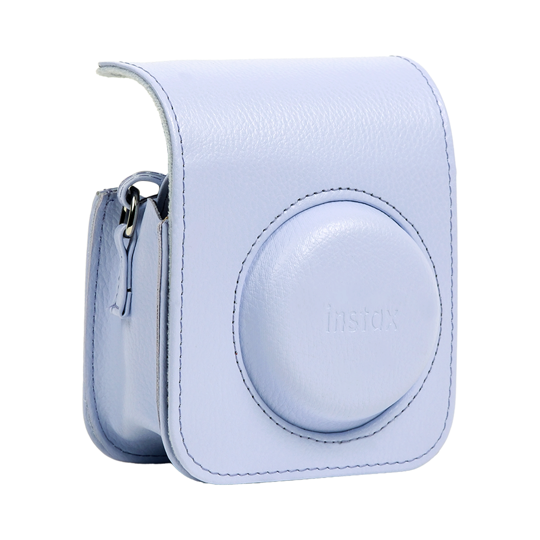 Beyaz arka planda açık mavi deriden Instax kamera kılıfı.