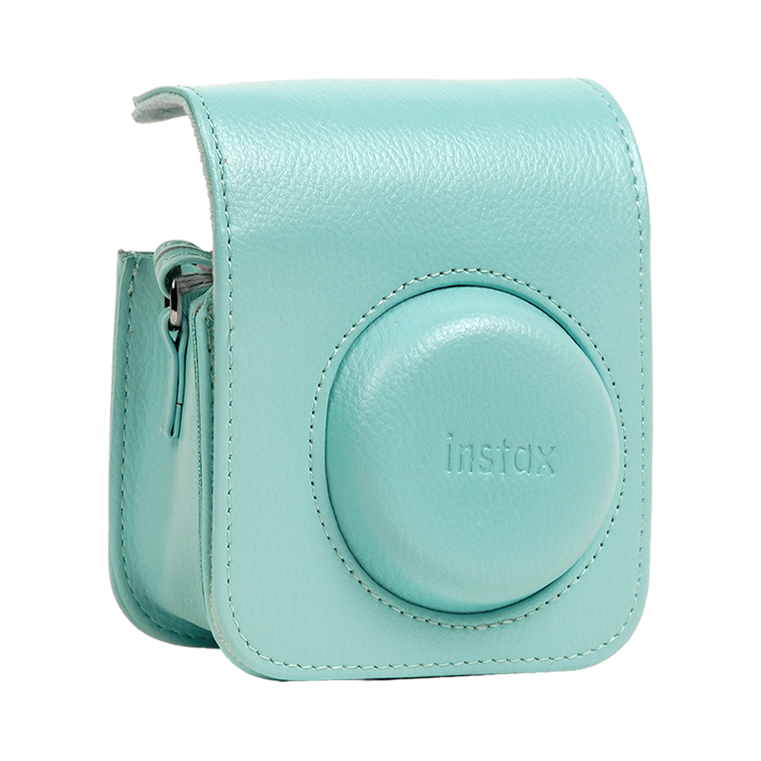 Beyaz arka planda yuvarlak lens çıkıntılı açık mavi deri Instax kamera kılıfı.