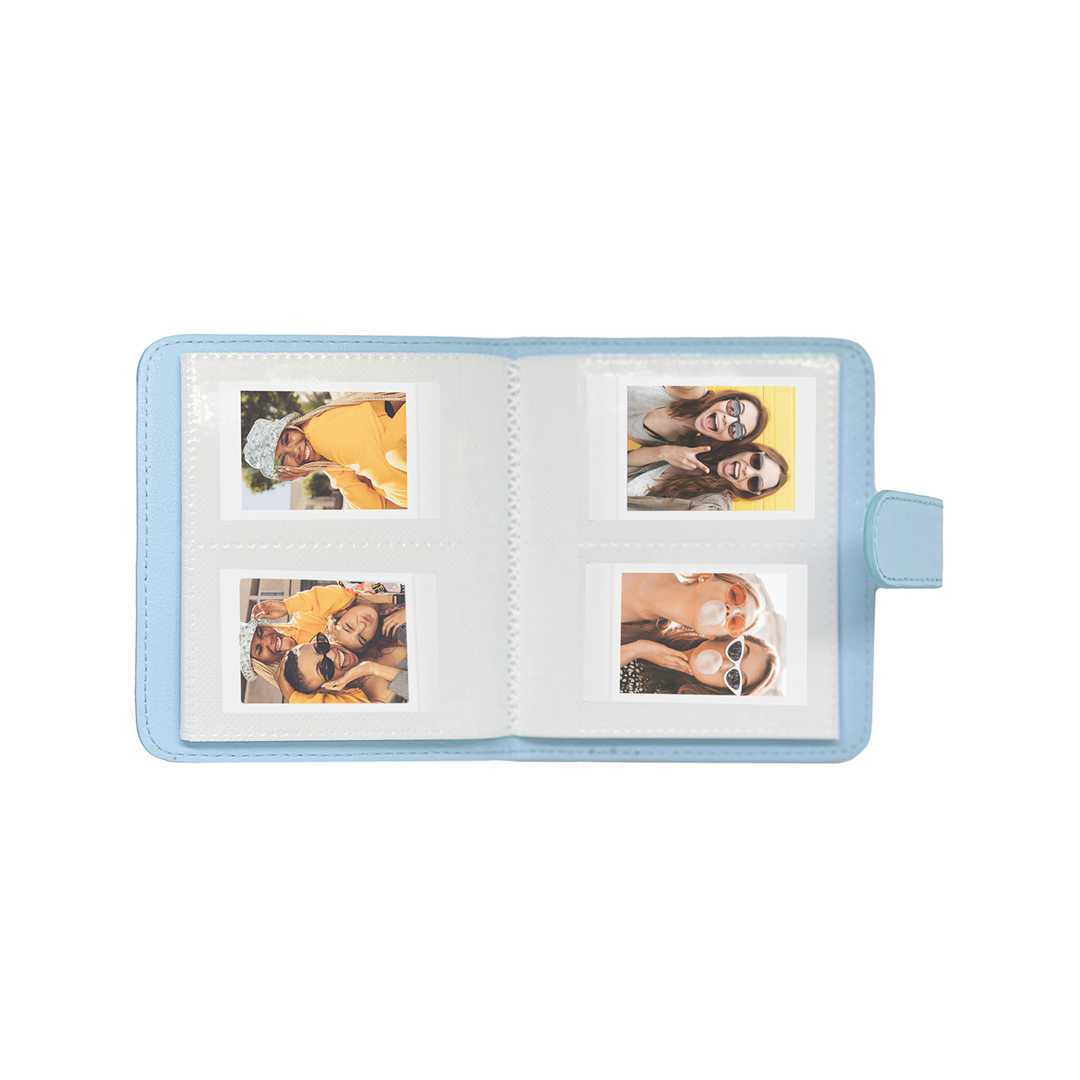 Açık mavi bir mini fotoğraf albümü açık olup, çeşitli anı fotoğraflarıyla dolu dört kare cep penceresi göstermektedir.