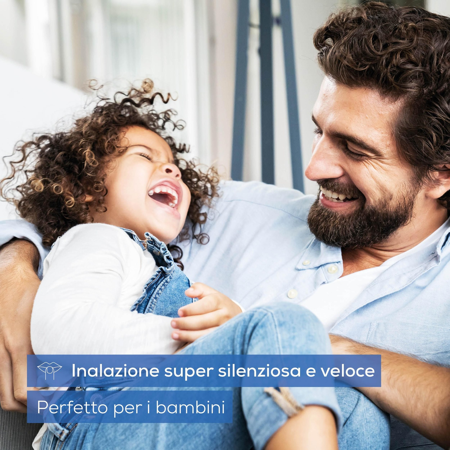 Una bambina felice con i capelli ricci ride mentre un uomo le sorride.