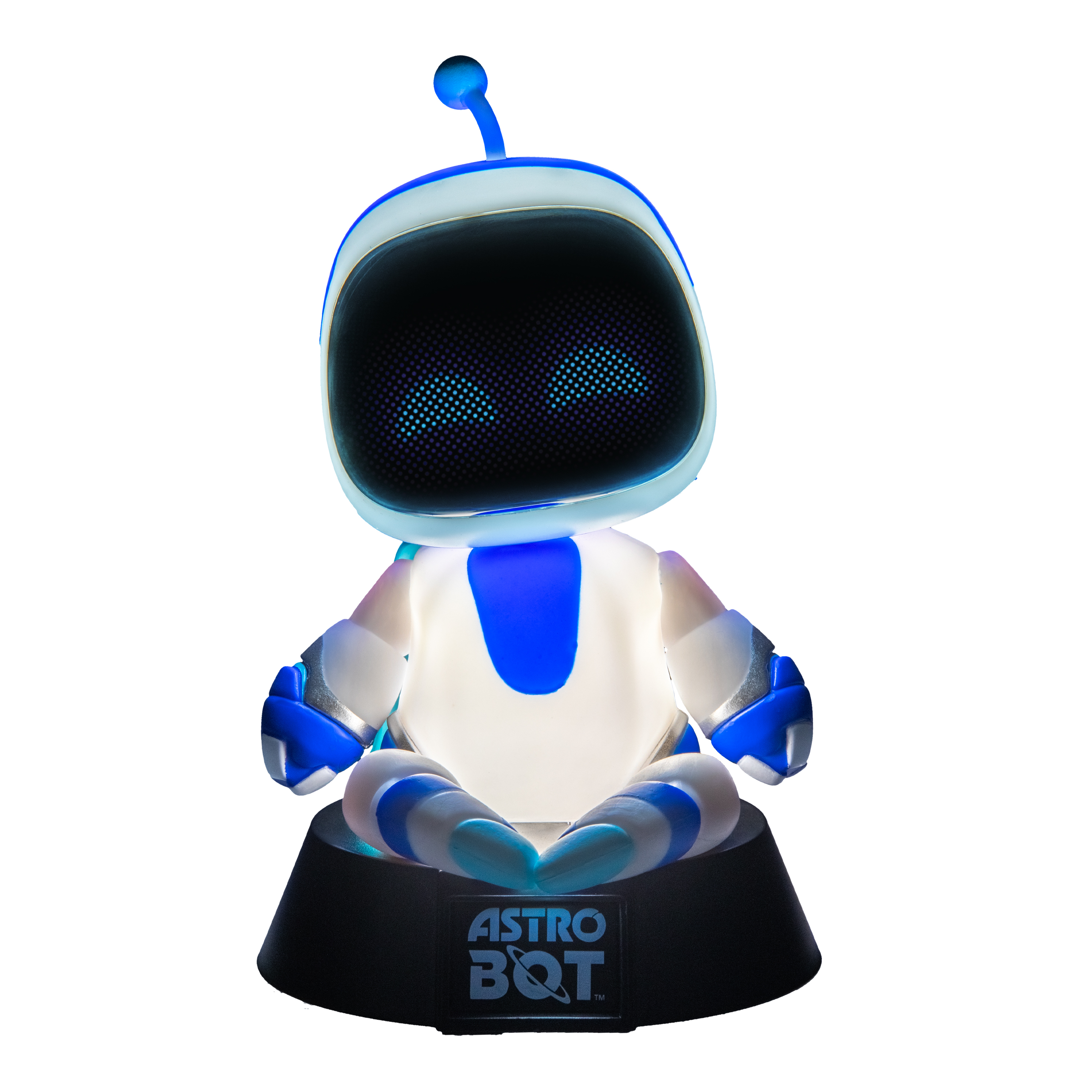 Beleuchtete Astro-Bot-Figur mit blau-weißem Design, sitzend auf einem schwarzen Sockel mit Logo auf weißem Hintergrund.