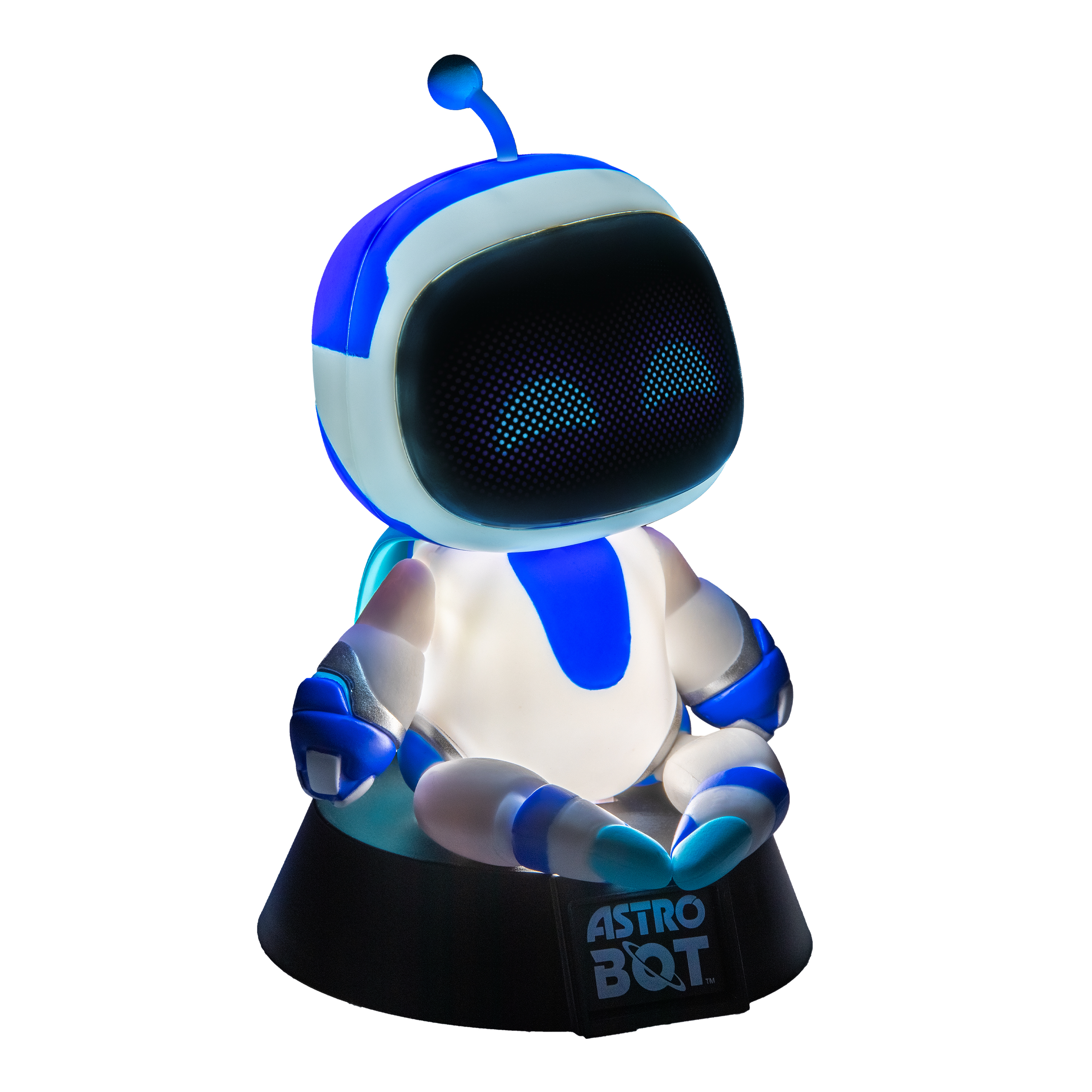 Beleuchtete Astro-Bot-Figur in sitzender Position auf einem schwarzen Sockel vor weißem Hintergrund.