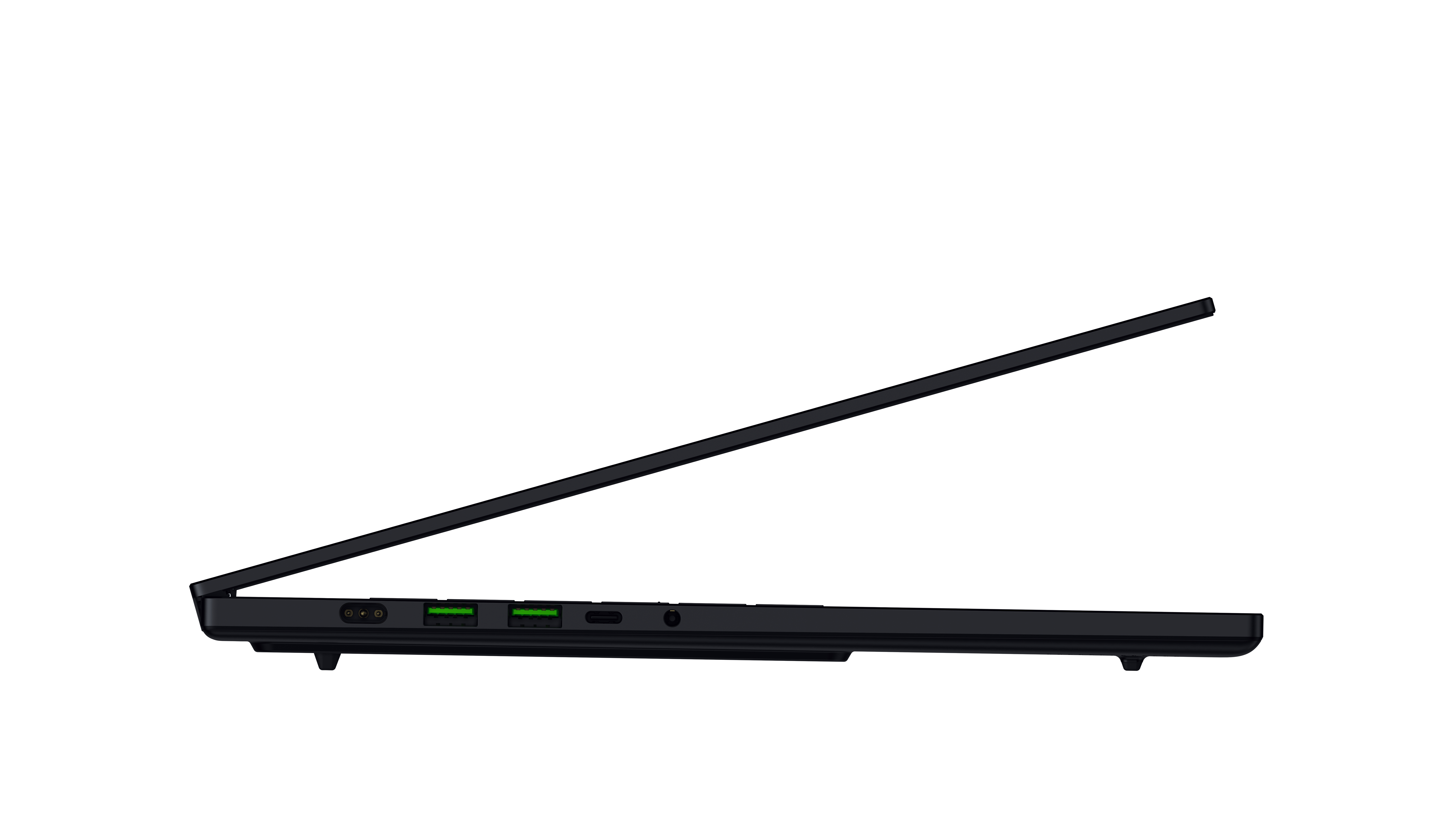 Seitenansicht eines schwarzen Laptops mit sichtbaren Anschlüssen gegen einen weißen Hintergrund.