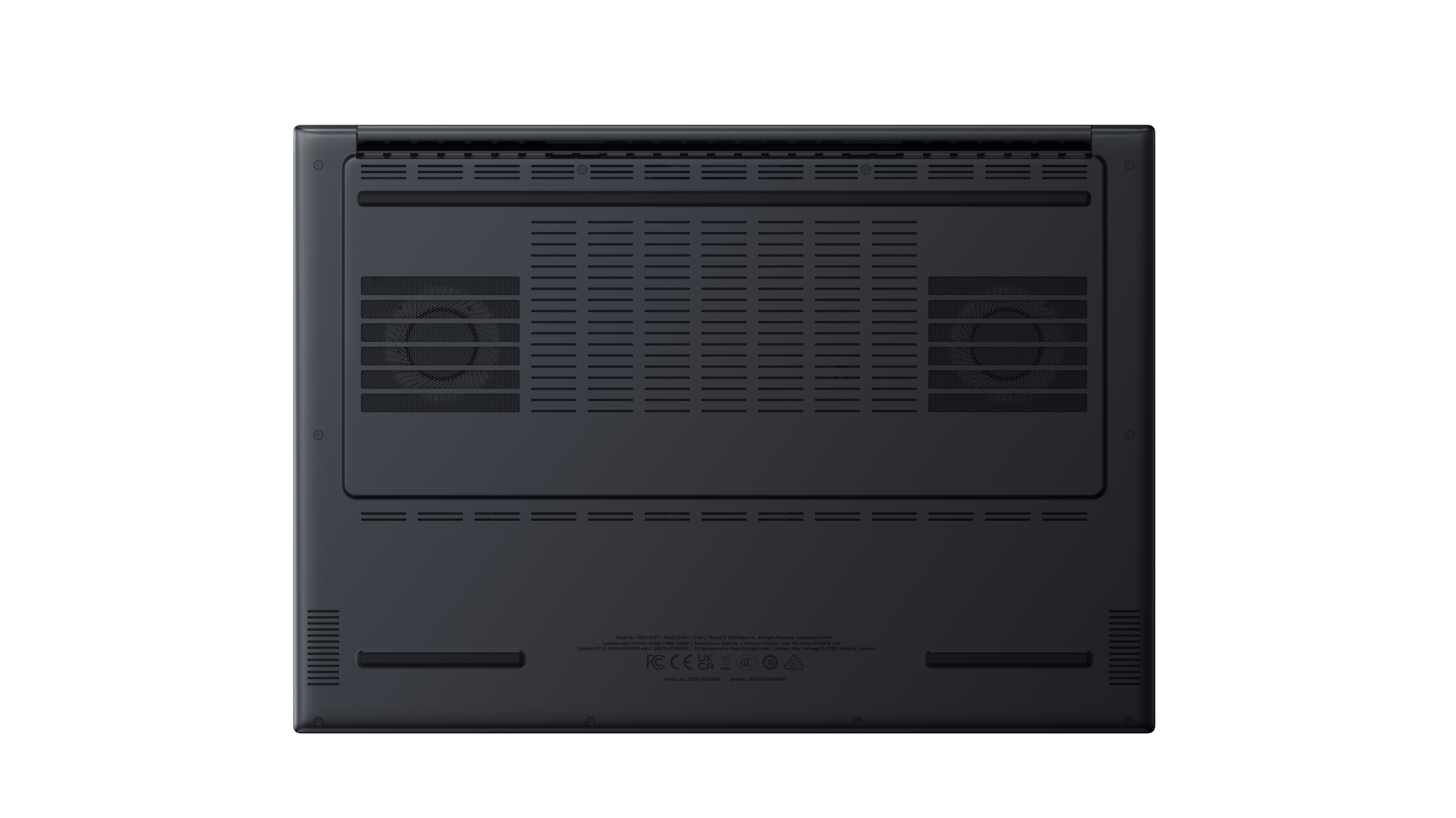 Unterseite eines schwarzen Laptops mit Lüftungsglittern, Gummifüßen und gedruckten Produktinformationen.