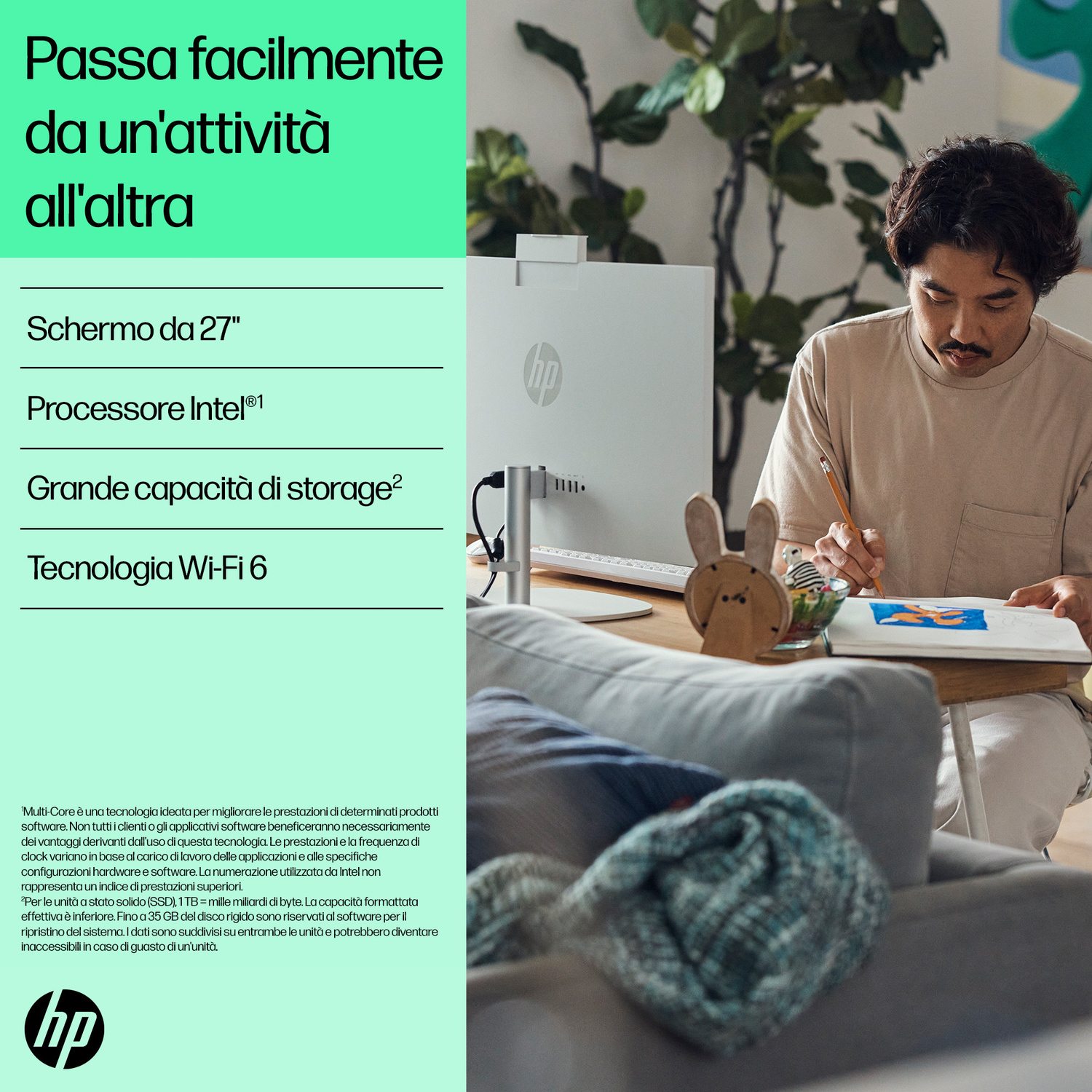 Un uomo seduto a un tavolo di legno disegna su carta vicino a un computer HP, con testo verde a sinistra.