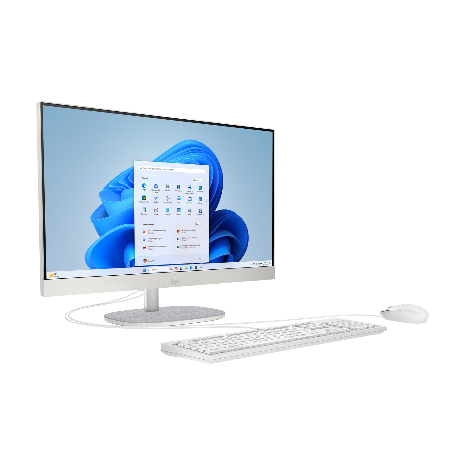 Un computer desktop all-in-one bianco con tastiera e mouse su sfondo bianco.