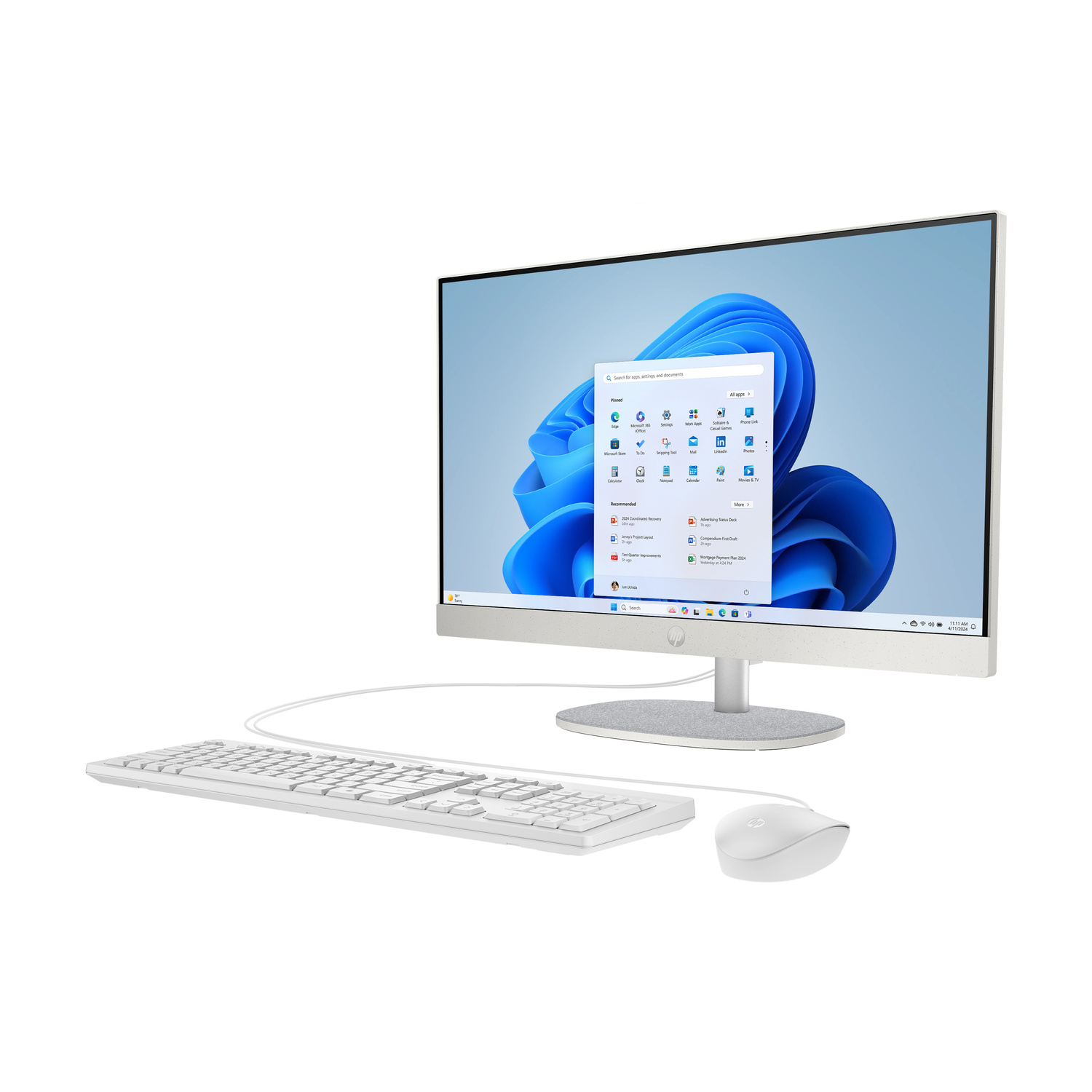 Un computer desktop all-in-one bianco con tastiera e mouse su una superficie bianca.
