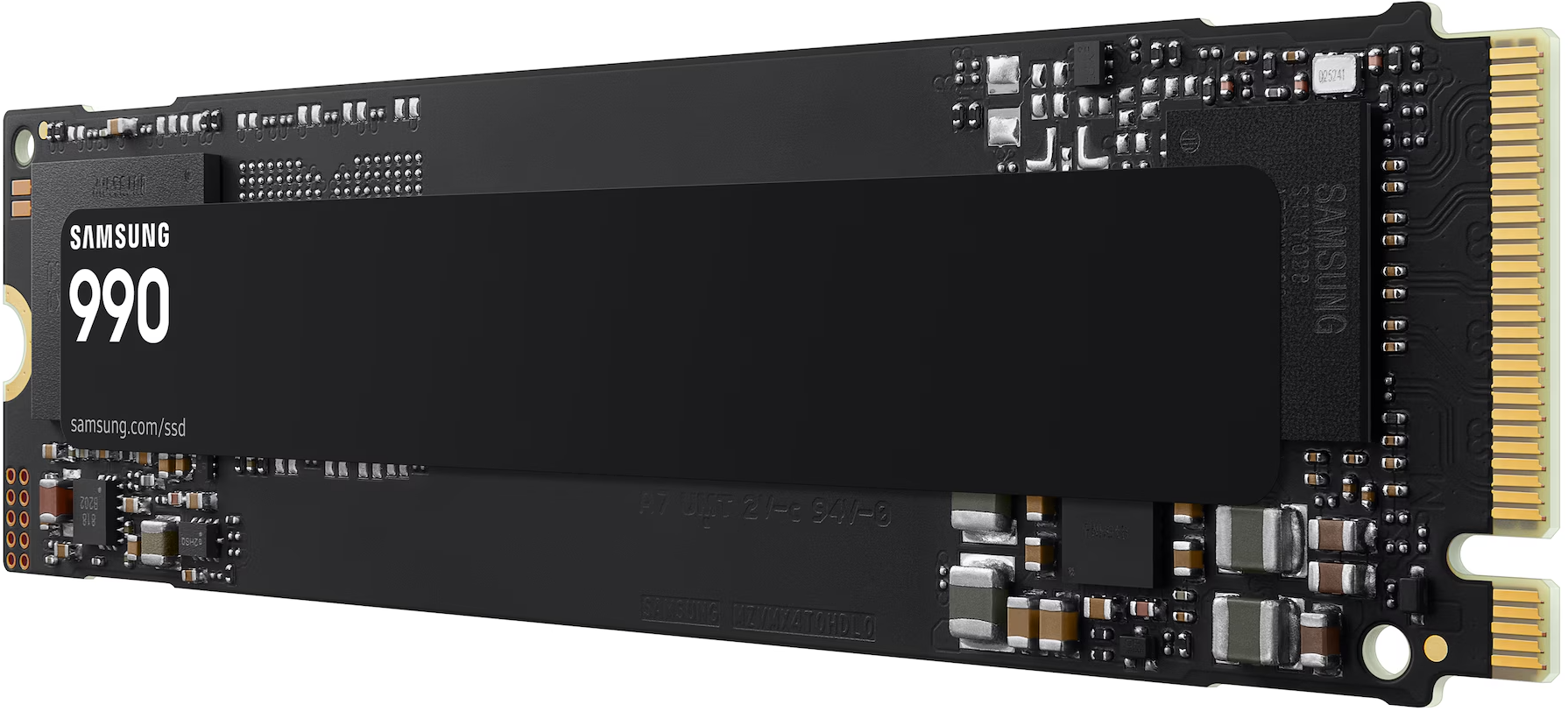 Egy fekete Samsung 990 SSD meghajtó arany csatlakozókkal és apró mikrochipekkel az áramköri lapon.