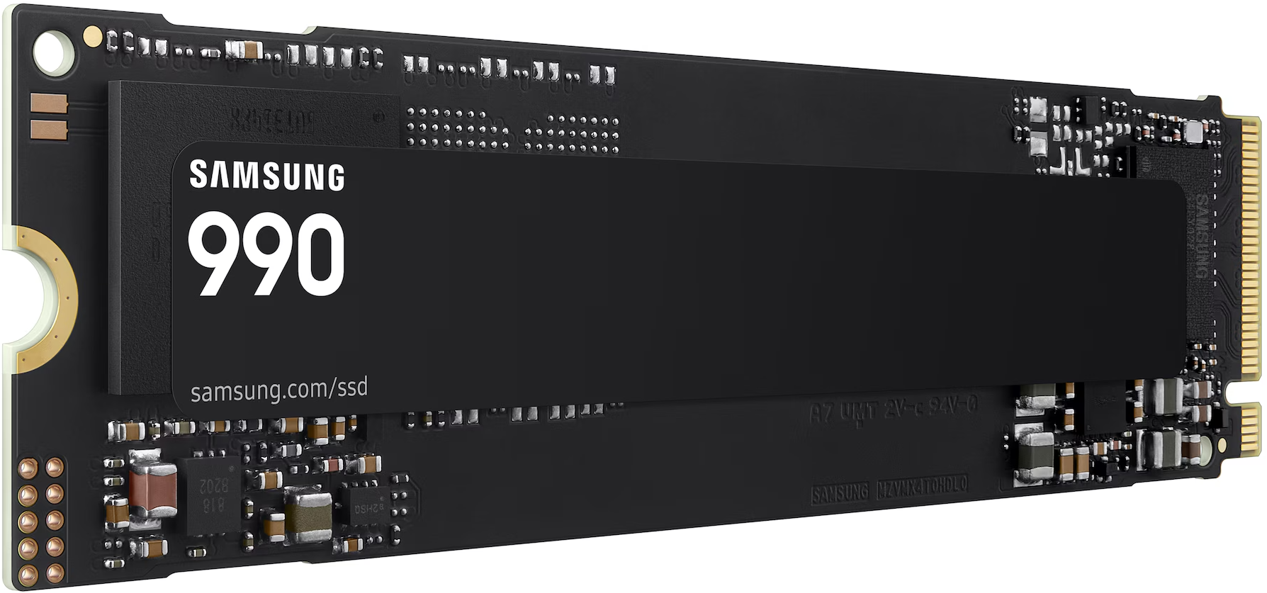 Fekete Samsung 990 M.2 NVMe SSD arany csatlakozóval fehér háttéren.