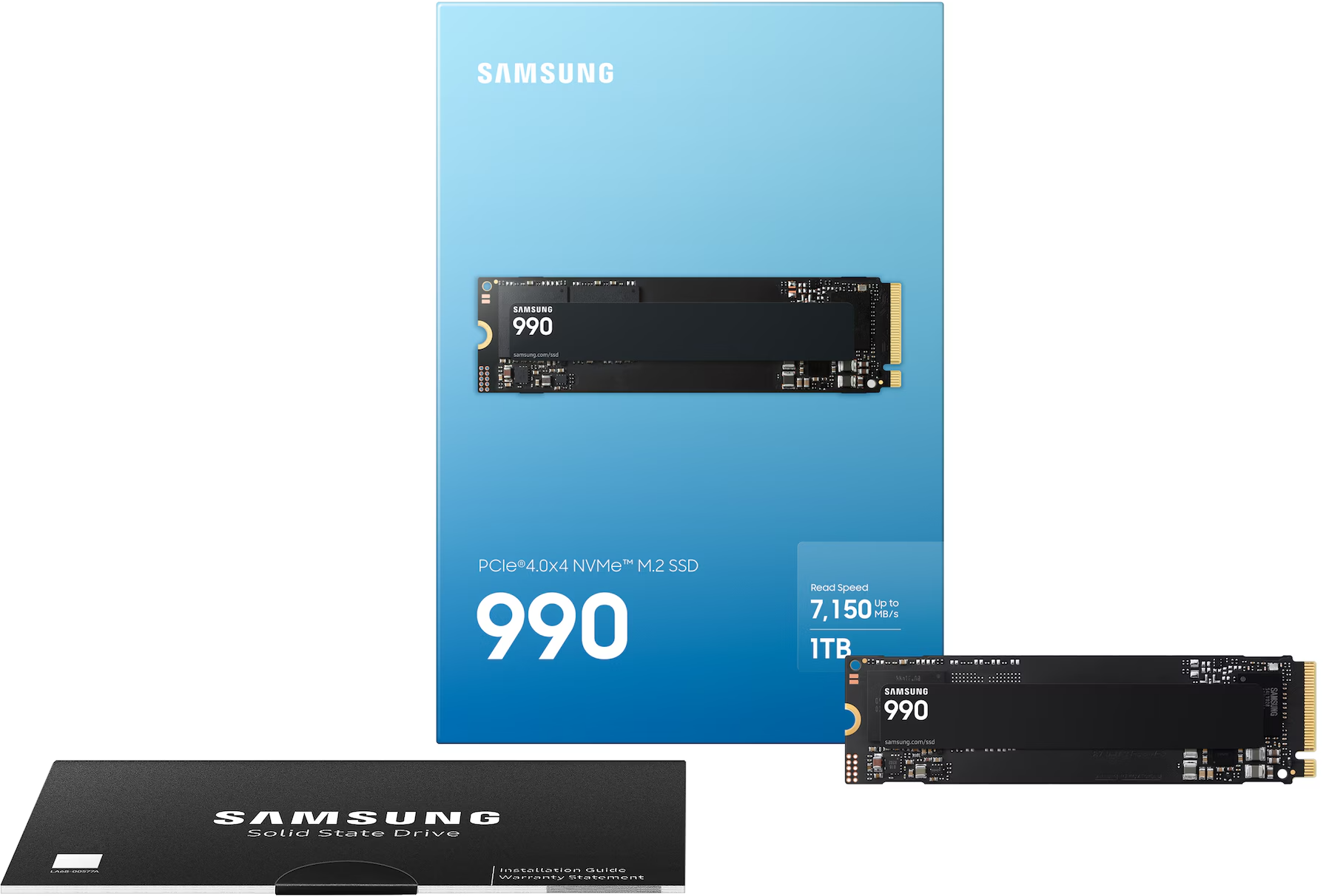 Samsung 990 PRO M.2 NVMe SSD kék dobozával, kézikönyvével és különálló meghajtójával fehér háttér előtt.