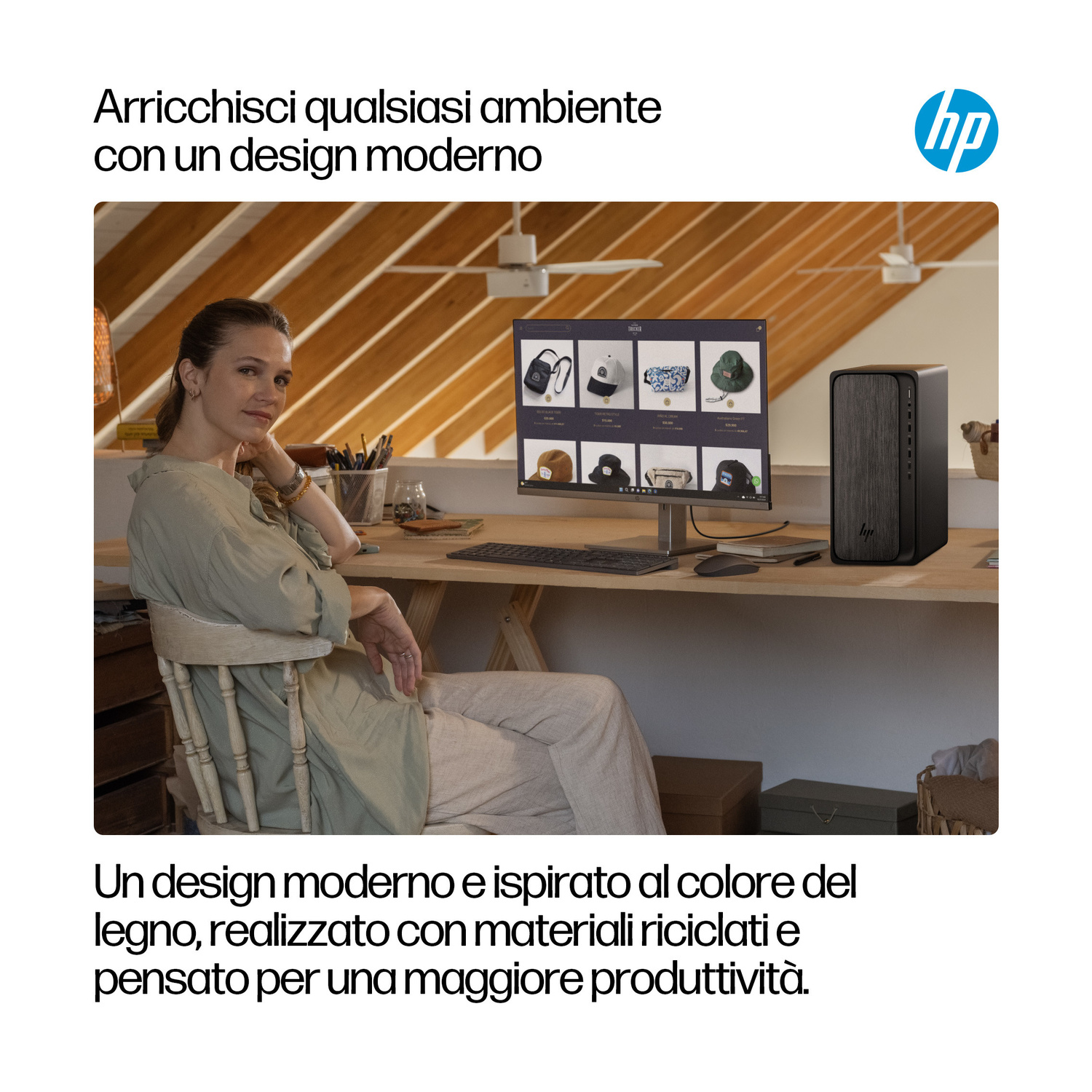 Una donna siede a una scrivania in legno con un PC HP e monitor che mostra un sito di shopping.