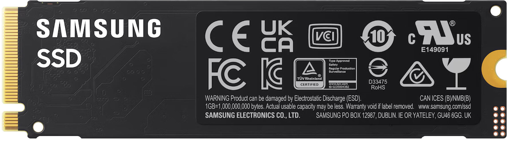Czarny dysk SSD Samsung z białym tekstem i różnymi symbolami certyfikacji na etykiecie.