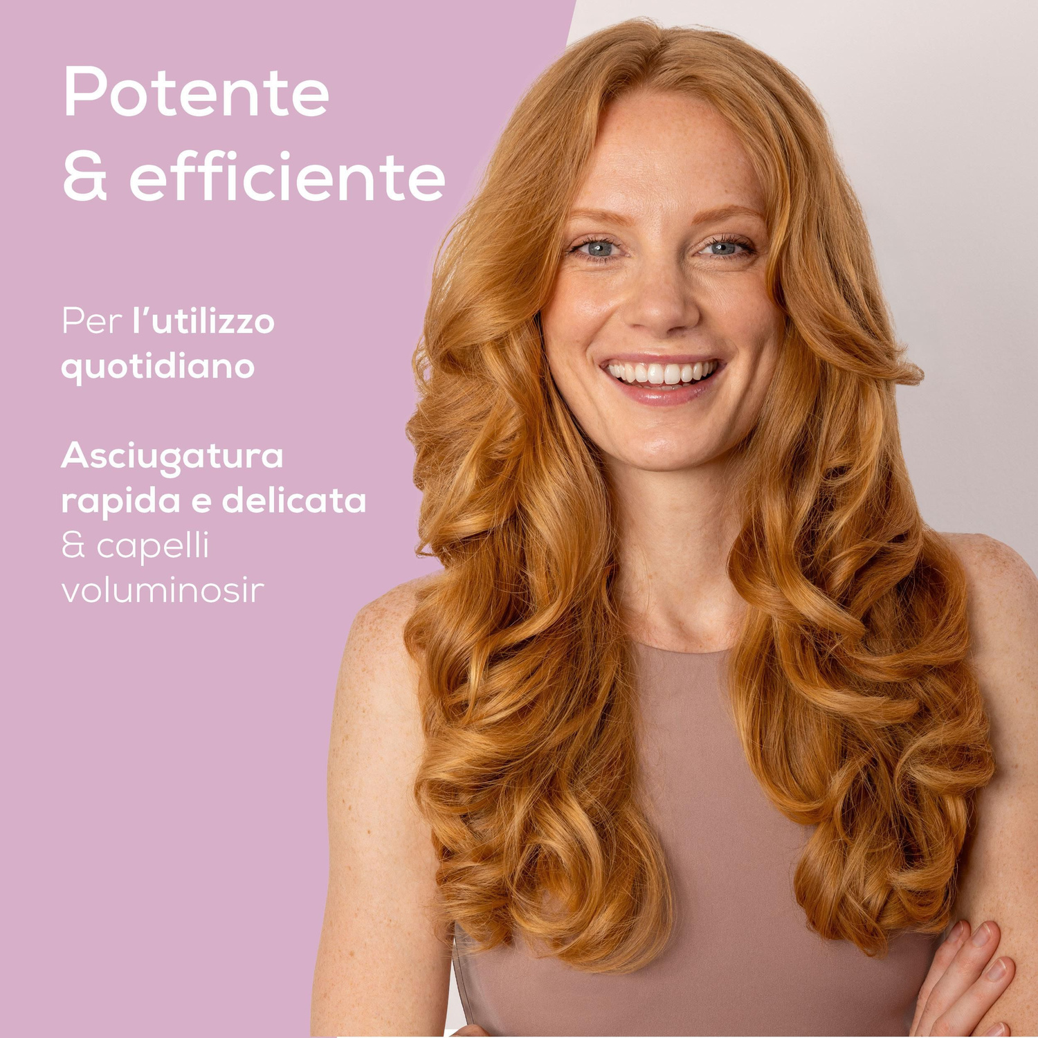 Donna dai capelli rossi sorridente davanti a uno sfondo viola con testo in italiano.