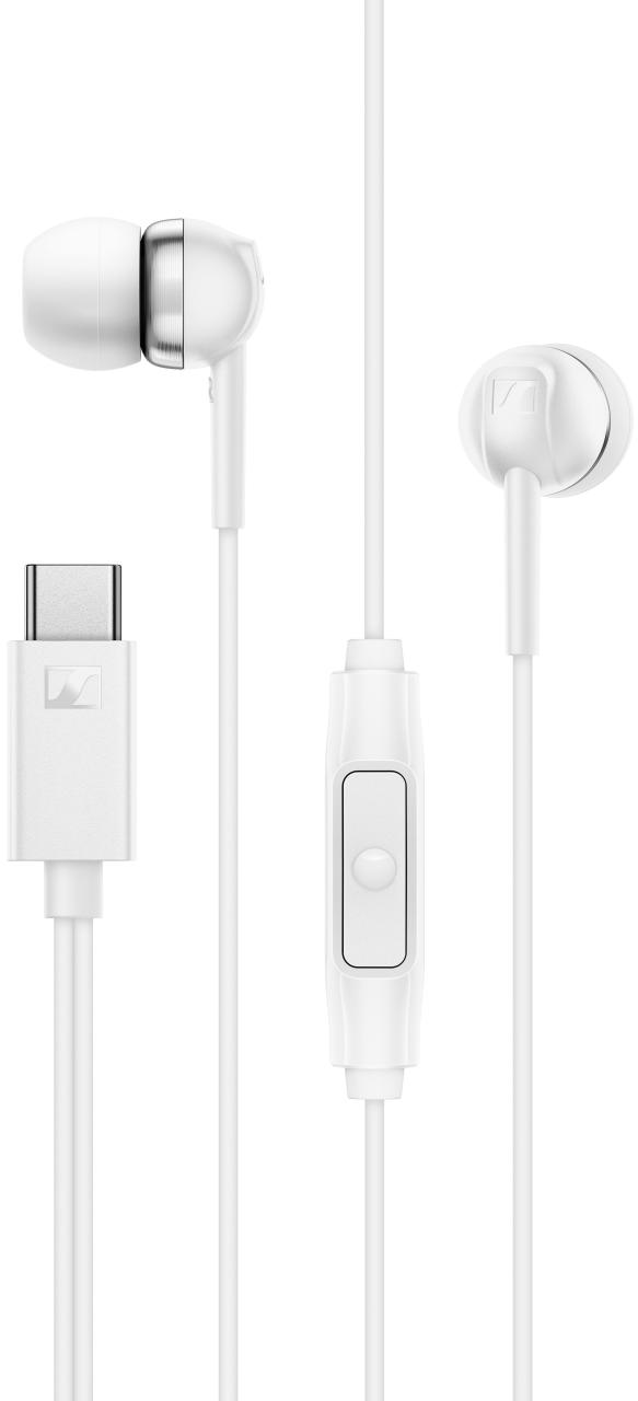 Fehér vezetékes fülhallgató beépített távirányítóval és USB-C csatlakozóval fehér háttér előtt.