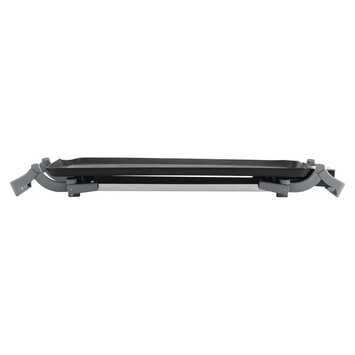 Plancha eléctrica negra con patas plegables plateadas y grises, aislada en blanco.