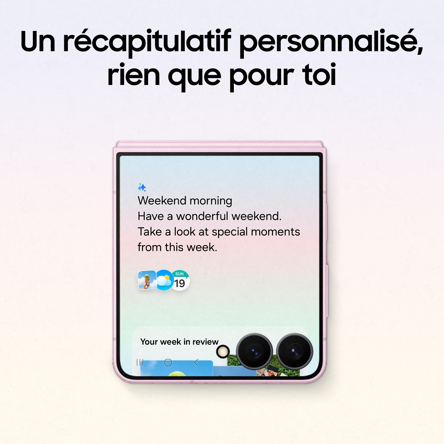 Un smartphone pliable affiche un résumé matinal de week-end personnalisé avec des widgets photo sur fond doux.
