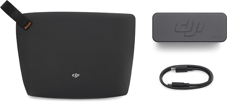 Fekete DJI hordtáska csuklópánttal, töltővel és USB-C kábellel fehér háttérrel.