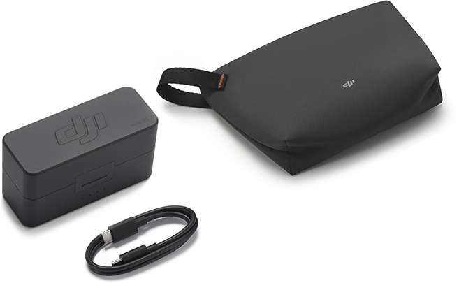 Egy fekete DJI akkumulátortöltő, egy USB-C kábel és egy fekete táska fehér felületen.