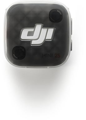 Egy DJI MINI 2S eszköz fekete texturált házzal és fehér logóval, fehér háttér előtt.