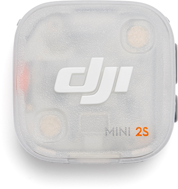 Félig átetsző, négyzet alakú DJI Mini 2S eszköz fehér logóval, fehér háttérrel.