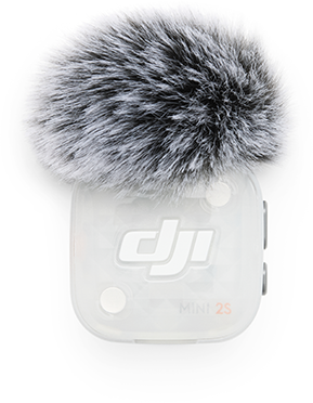 Egy fehér DJI mikrofon nagy szürke szőrös szélfogóval fehér háttér előtt.